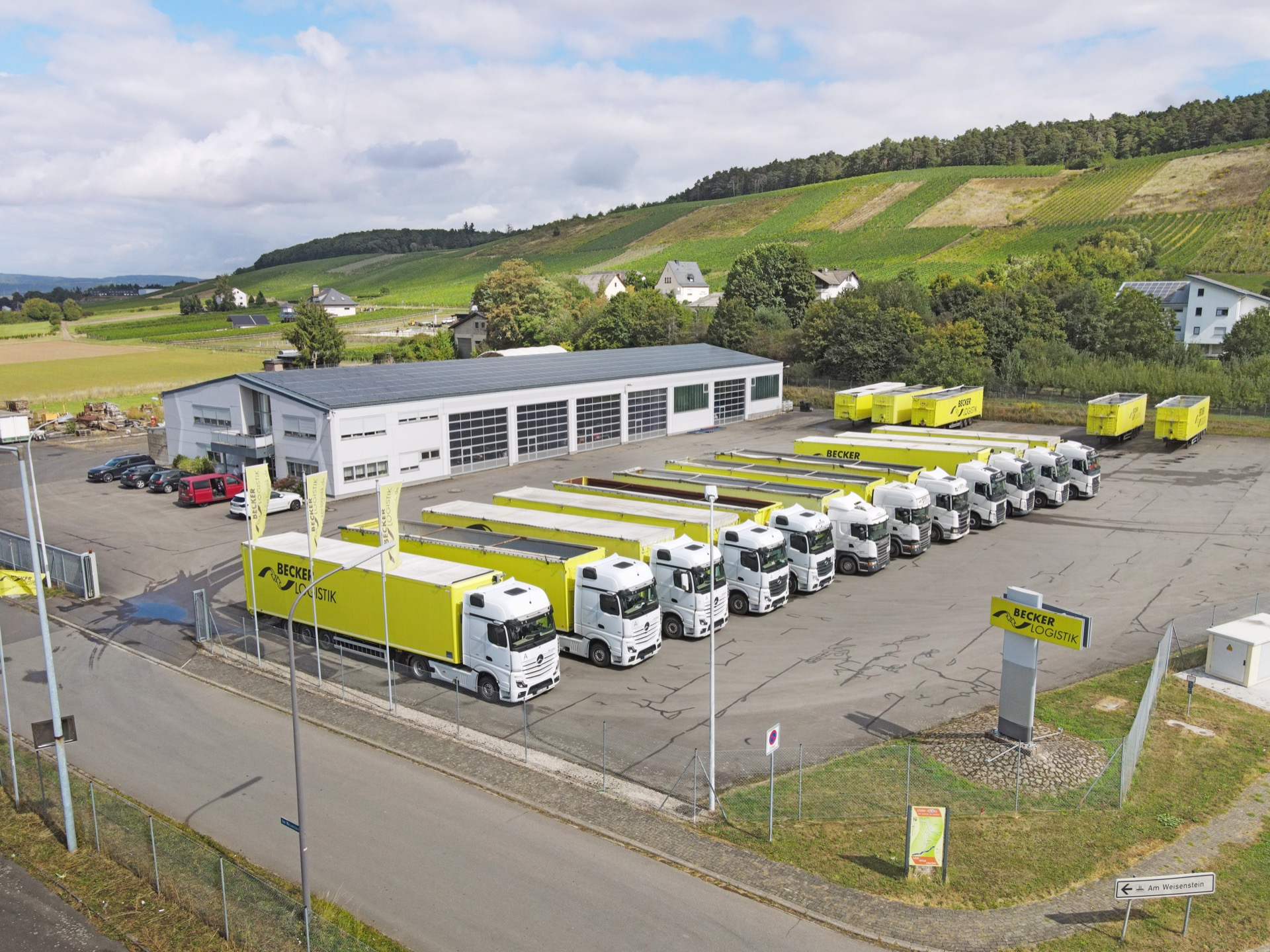 Luftaufnahme des Becker-Logistik-Standorts in Osann-Monzel mit Fuhrpark